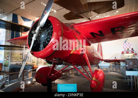 WASHINGTON D.C., Stati Uniti — aerei storici in mostra allo Smithsonian National Air and Space Museum sul National Mall. Questo museo presenta una collezione completa di aerei storici e mostre aerospaziali, che mettono in risalto la storia e lo sviluppo dell'aviazione e dell'esplorazione spaziale. Foto Stock