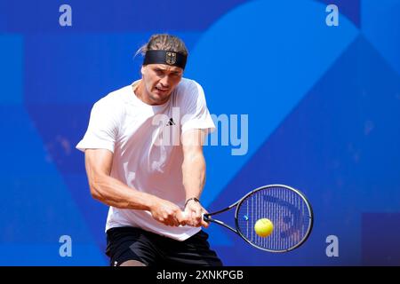 Parigi, Francia. 1 agosto 2024. PARIGI, FRANCIA - 1° AGOSTO: La Germania Alexander Zverev durante il quarto di finale singolo maschile di tennis il sesto giorno dei Giochi Olimpici di Parigi 2024 al Roland Garros il 1° agosto 2024 a Parigi, Francia. (Daniela Porcelli/SPP) credito: SPP Sport Press Photo. /Alamy Live News Foto Stock