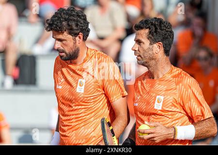 PARIGI, FRANCIA - LUGLIO 29: Robin Haase dei Paesi Bassi, Jean-Julien Rojer dei Paesi Bassi gareggia nel primo turno doppio maschile durante la terza giornata di tennis - Giochi Olimpici Parigi 2024 allo stadio Roland-Garros il 29 luglio 2024 a Parigi, Francia. (Foto di Andre Weening/Orange Pictures) Foto Stock