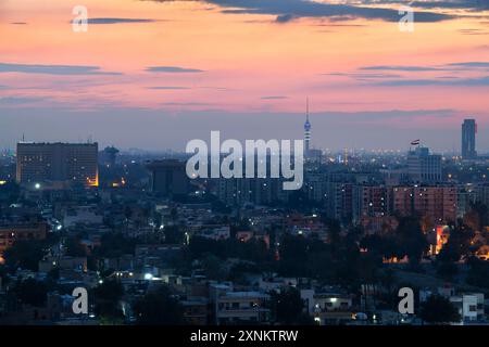 Skyline di Baghdad dopo il tramonto Foto Stock