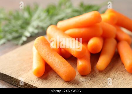 Pile di carote sul tavolo, primo piano Foto Stock