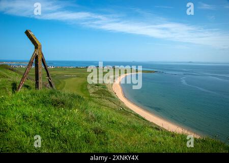 Le recinzioni arrugginite e i ripari in cemento crollato sono tutto ciò che rimane delle difese costiere della seconda guerra mondiale a Elie Fife, proteggendo il Firth of Forth Foto Stock