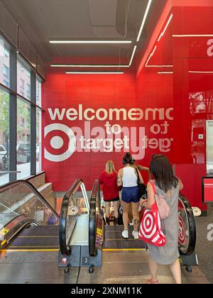 Gli acquirenti che entrano in un negozio Target a Manhattan. Foto Stock