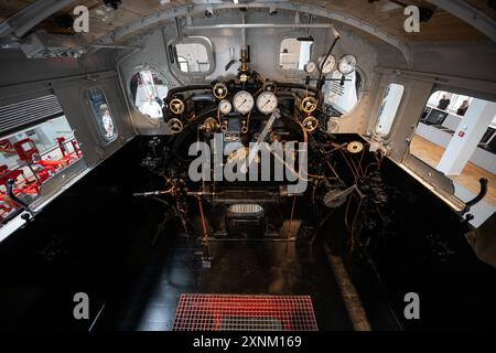 Meiningen, Germania. 1 agosto 2024. Vista sulla cabina del conducente di una locomotiva a vapore. La "Steam Locomotive Experience" sarà aperta al pubblico nell'ex edificio della mensa della fabbrica di locomotive a vapore di Meiningen dal 2 agosto 2024. Crediti: Hannes P. Albert/dpa/Alamy Live News Foto Stock