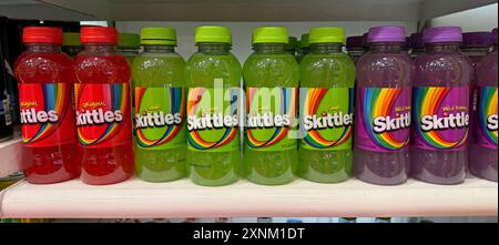 Varietà di bibite Skittles in vendita presso il negozio di zucchero. Foto Stock