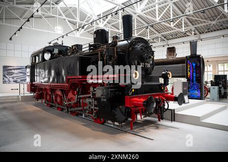 Meiningen, Germania. 1 agosto 2024. Una locomotiva a vapore si trova nel mondo dell'avventura delle locomotive a vapore. Dal 2 agosto 2024, l'ex edificio della mensa della fabbrica di locomotive a vapore di Meiningen ospiterà il "Steam Locomotive Adventure World". Crediti: Hannes P. Albert/dpa/Alamy Live News Foto Stock