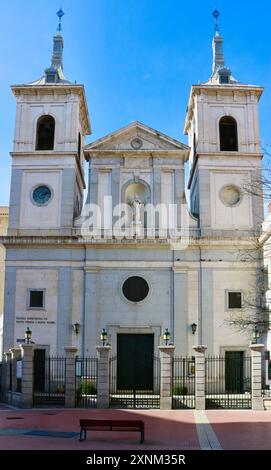 Facciata dell'Iglesia Parroquial de Santa Teresa y Santa Isabella completata nel 1856 ricostruita nel 1950 Glorieta del Pintor Sorolla Madrid Spagna Foto Stock