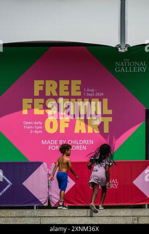 Londra, Regno Unito. 1 agosto 2024. L'ondata di caldo continua mentre i turisti passano il pop-up - Summer on the Square: Il festival gratuito per famiglie della National Gallery torna per l'anno del bicentenario NG200. Si svolge dal 1° agosto al 1° settembre 2024 fuori dalla National Gallery, sulla terrazza nord di Trafalgar Square. È sostenuto dal programma Inside Out del Westminster City Council. Crediti: Guy Bell/Alamy Live News Foto Stock