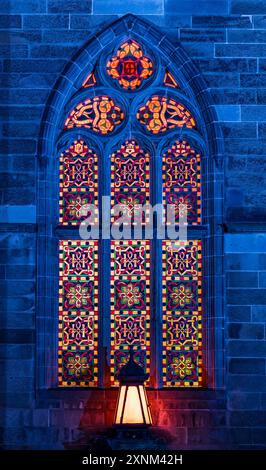 Finestre ornate illuminate di notte, scuola George Heriots, Edimburgo, Scozia, Regno Unito Foto Stock