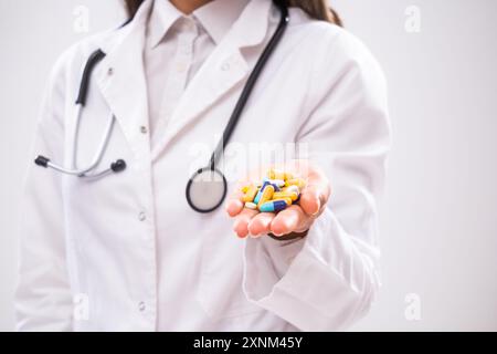 Immagine ravvicinata del medico che sta tenendo le pillole. Foto Stock