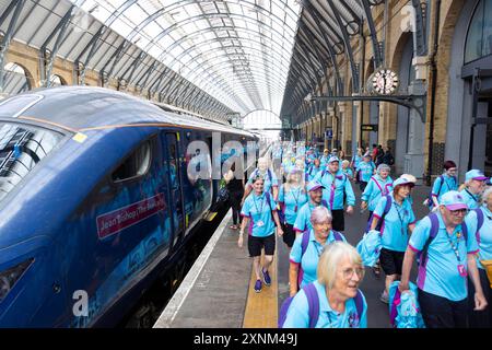 SOLO 100 visitatori volontari Visit Hull e East Yorkshire (VHEY) arrivano alla stazione di King's Cross di Londra per celebrare lo Yorkshire Day in collaborazione con Hull Trains. Data foto: Giovedì 1 agosto 2024. Foto Stock