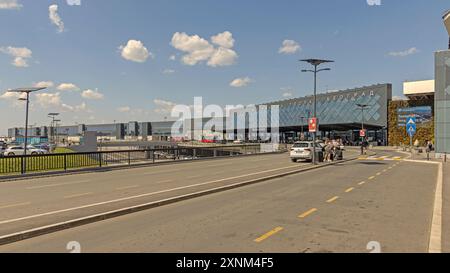 Belgrado, Serbia - 28 maggio 2024: Edificio dell'aeroporto Nikola Tesla e parcheggio del terminal partenze Surcin. Foto Stock