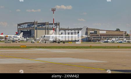 Belgrado, Serbia - 28 maggio 2024: Servizio JAT Tehnika Hangar Air Serbia e un aeromobile senza manutenzione livrea presso l'aeroporto Nikola Tesla Tarmac. Foto Stock