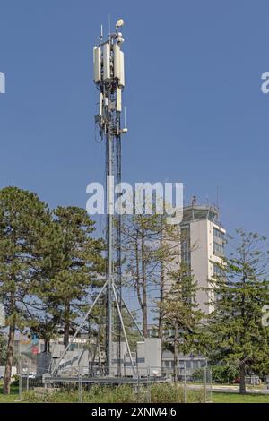 Belgrado, Serbia - 28 maggio 2024: Unità di comunicazione ricetrasmettitore della stazione base mobile rete GSM cellulare wireless presso l'aeroporto Nikola Tesla Old Control Foto Stock