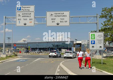 Belgrado, Serbia - 28 maggio 2024: Edificio dell'aeroporto Nikola Tesla e parcheggio del terminal partenze Surcin. Foto Stock