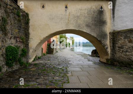 Passau, Germay - 15 aprile 2024: Torre Schaibling in una giornata nuvolosa in primavera, River Inn, ponte Foto Stock