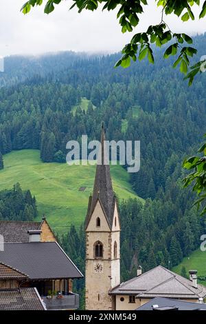 Chiesa e case del villaggio altoatesino di Proveis. Non Valle, Trentino, alto Adige, Italia. Foto Stock