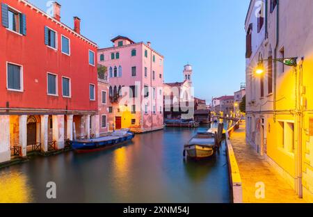 Canale di San Trovaso con ponte all'alba nel quartiere Dorsoduro di Venezia Foto Stock