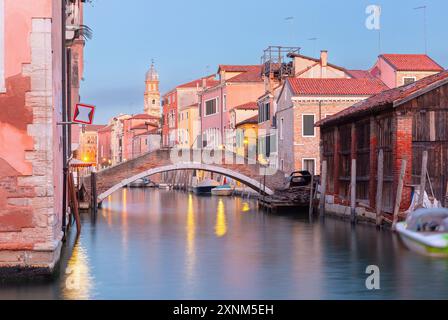 Canale di San Trovaso con ponte all'alba nel quartiere Dorsoduro di Venezia Foto Stock