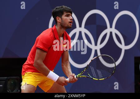 PARIGI, FRANCIA. 1 agosto 2024. Carlos Alcaraz del Team Spagna durante il suo match di quarto di finale maschile contro Tommy Paul del Team United States il sesto giorno dei Giochi Olimpici di Parigi 2024 al Roland Garros, Parigi, Francia. Crediti: Craig Mercer/Alamy Live News Foto Stock