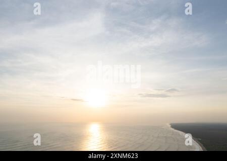 Vista aerea del tramonto sulla costa dell'oceano con drone Foto Stock