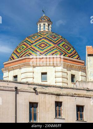 La colorata cupola della Chiesa di San Michele, Alghero, Sardegna, Italia, apre nel 1593. È uno dei più importanti in stile barocco Foto Stock