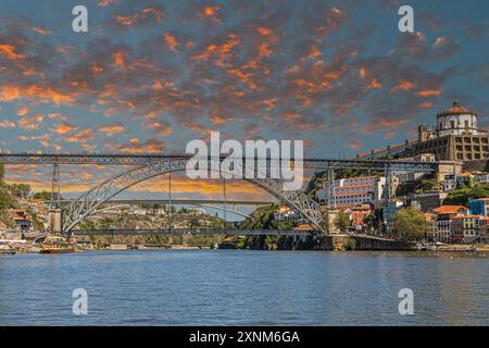 PORTO, PORTOGALLO - 11 APRILE 2024: Ponte Dom Luis i sul fiume Douro e Chiesa del Monastero di Santo Agostinho da Serra do Pilar-Igreja do Mosteiro Foto Stock