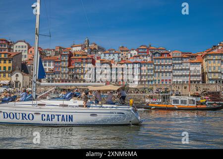 PORTO, PORTOGALLO - 11 APRILE 2024: Vista con vecchie case multicolore e facciate tradizionali nell'architettura del molo della città vecchia sul fiume Douro. Costoletta di Porto Foto Stock