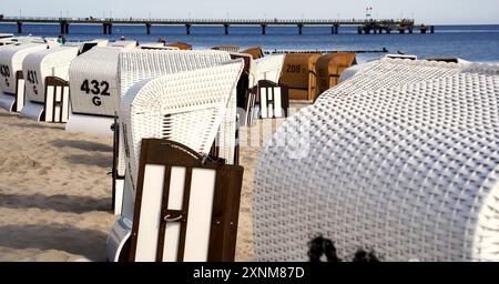 Bansin, Germania, 26 luglio 2024: Sdraio sulla spiaggia di Bansin a Usedom con il molo all'orizzonte Foto Stock