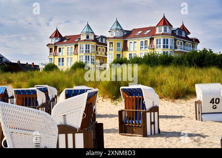 Bansin, Germania, 26 luglio 2024: Grande villa per ospiti in vacanza dietro una spiaggia con sdraio sull'isola di Usedom Foto Stock