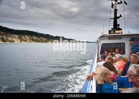 Bansin, Germania, 26 luglio 2024: Escursione in barca con i turisti in un tour lungo le scogliere di Usedom Foto Stock