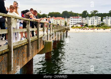 Bansin, Germania, 26 luglio 2024: Veduta del molo turistico di Bansin che guarda verso la spiaggia sull'isola di Usedom Foto Stock