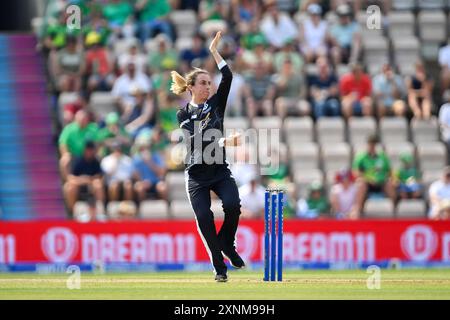 Southampton, Regno Unito. 1° agosto 2024. Fi Morris del Manchester Originals bowling durante la Hundred Women's Match tra Southern Brave e Manchester Originals all'Utilita Bowl. Crediti: Dave Vokes/Alamy Live News Foto Stock