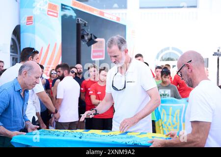 Palma, Isole Baleari, Spagna. 1 agosto 2024. Re Felipe vi di Spagna partecipa a un incontro con un gruppo di bambini ucraini e firma due bandiere ucraine al Real Club Nautico il 1° agosto 2024 a Palma, Spagna (immagine di credito: © Jack Abuin/ZUMA Press Wire) SOLO USO EDITORIALE! Non per USO commerciale! Foto Stock