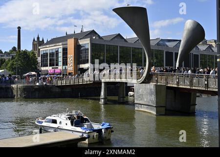 Porto galleggiante di Bristol con il ponte pedonale di Pero nel centro della città affollato di persone durante il Bristol Harbour Festival Foto Stock