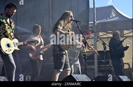 Gruppo folk e rock “Imprints” che si esibisce al Bristol Harbour Festival sul palco all'aperto del Lloyds Amphitheater Bristol, Regno Unito Foto Stock