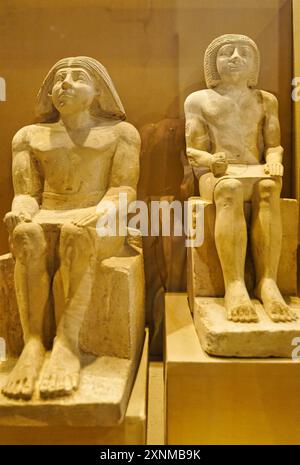 Cairo, Egitto, 31 dicembre 2019-statue reali di scriba risalenti alla V dinastia, realizzate in pietra calcarea presso il Museo delle antichità egizie del Cairo, Egitto Foto Stock