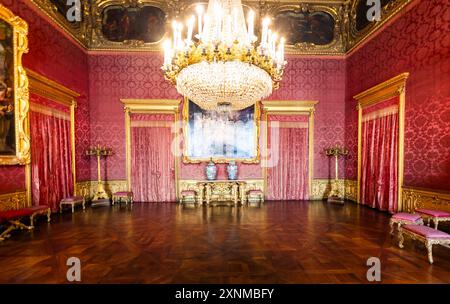 Torino, 22 aprile 2023: Interni del Palazzo reale, lussuoso edificio barocco, castello storico Foto Stock