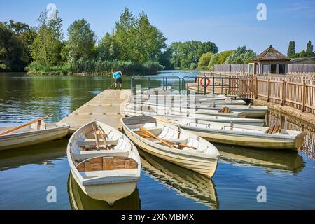 Barche a remi vuote ormeggiate sul lago nel parco divertimenti Wicksteed, Kettering, Inghilterra. Foto Stock