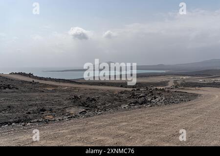LAC Assal acque di lago salato con isole al centro, il punto più basso dell'Africa, regione di Tadjourah, Gibuti Foto Stock