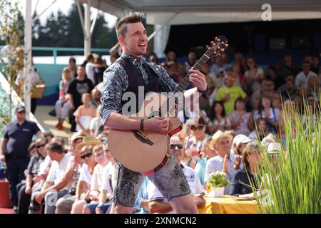 Immer wieder sonntags 2024, Folge 07 Thierseer. ARD-Unterhaltungsshow Immer wieder sonntag. TV-Aufzeichnung und Live-Übertragung vom 28.07.2024 aus dem Wasserpark Rulantica, Rust. Baden-Württemberg, Germania. *** Immer wieder sonntags 2024, episodio 07 Thierseer ARD spettacolo Immer wieder sonntags registrazione TV e trasmissione in diretta dal 28 07 2024 dal parco acquatico Rulantica, Rust Baden Württemberg, Germania Foto Stock