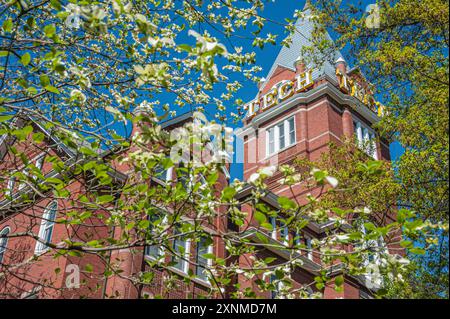 L'iconico edificio del Georgia Tech College of Sciences and Engineering tra i fiorenti boschi di Dogwoods ad Atlanta, Georgia, (USA) Foto Stock