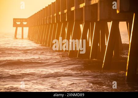 Alba al molo di Jacksonville Beach a Jacksonville Beach, Florida. (USA) Foto Stock