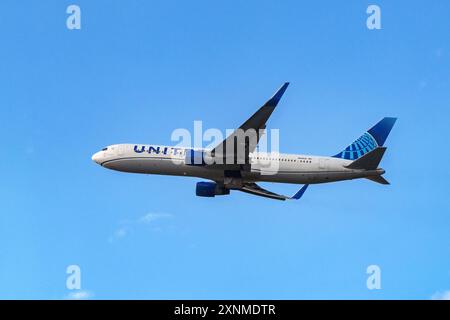 Londra, Inghilterra, Regno Unito - 28 aprile 2024: Boeing 767 (registrazione N649UA) operato da United Airlines che sale dopo il decollo dall'aeroporto di Londra Heathrow Foto Stock