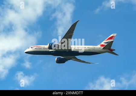 Londra, Inghilterra, Regno Unito - 28 aprile 2024: Boeing 787 Dreamliner (registrazione G ZBJK) operato da British Airways scalando dopo il decollo da London Heath Foto Stock