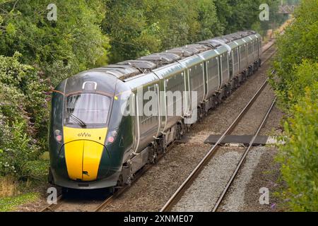 Pontyclun, Galles, Regno Unito. - 31 luglio 2024: Treno ad alta velocità di classe 800 che passa per il villaggio di Pontyclun sulla strada per Swansea. Foto Stock