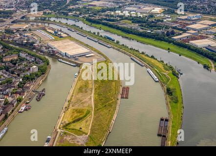 Luftbild, duisport Hafen Duisburg, Ortsteil Ruhrort, Vinckekanal Speditionsinsel und Mercatorinsel mit DB Schenker Logistik und Binnenschifffahrt, Fluss Ruhrmündung in den Fluss Rhein, Alt-Homberg, Duisburg, Ruhrgebiet, Nordrhein-Westfalen, Deutschland ACHTUNGxMINDESTHONORARx60xEURO *** Vista aerea, porto duisport Duisburg, distretto Ruhrort, isola di spedizione Vinckekanal e Mercatorinsel con DB Schenker Logistik e navigazione interna, foce del fiume Ruhr nel Reno, Alt Homberg, Duisburg, zona della Ruhr, Renania settentrionale-Vestfalia, Germania ATTENTIONxMINDESTHONORARx60xEURO Foto Stock