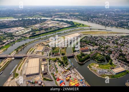 Luftbild, duisport Hafen Duisburg Ortsteil Ruhrort mit Vinckekanal, Fluss Ruhrmündung in den Fluss Rhein, Karl-Lehr-Brücke, Speditionsinsel und Mercatorinsel mit DHL Spedition Logistik, Hinten Gewerbegebiet Kaßlerfeld, Tausendfensterhaus, Ruhrort, Duisburg, Ruhrgebiet, Nordrhein-Westfalen, Deutschland ACHTUNGxMINDESTHONORARx60xEURO *** Vista aerea, porto duisport distretto di Duisburg Ruhrort con Vinckekanal, foce del fiume Ruhr nel Reno, ponte Karl Lehr, isola di spedizione e Mercatorinsel con DHL Spedition Logistik, dietro la zona industriale Kaßlerfeld, Tausendfensterhaus, Duisb Foto Stock