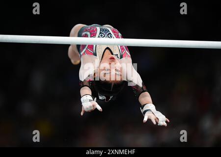 La giapponese Rina Kishi si esibisce sui bar irregolari durante la finale femminile all-around alla Bercy Arena il sesto giorno dei Giochi Olimpici di Parigi 2024 in Francia. Data foto: Giovedì 1 agosto 2024. Foto Stock