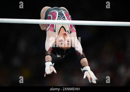 La giapponese Rina Kishi si esibisce sui bar irregolari durante la finale femminile all-around alla Bercy Arena il sesto giorno dei Giochi Olimpici di Parigi 2024 in Francia. Data foto: Giovedì 1 agosto 2024. Foto Stock